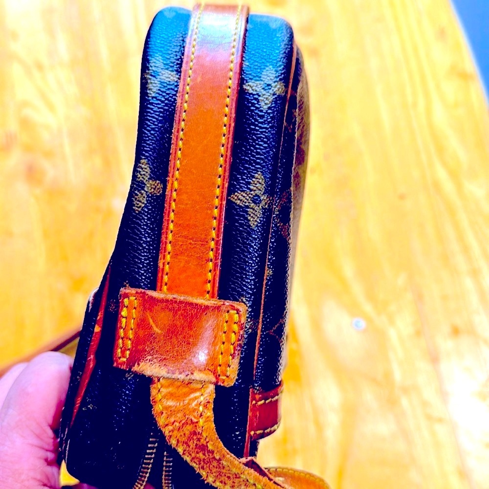 LV MONO CROSSBODY IN GOOD CONDITION used but lovely bag - Picture 11 of 13